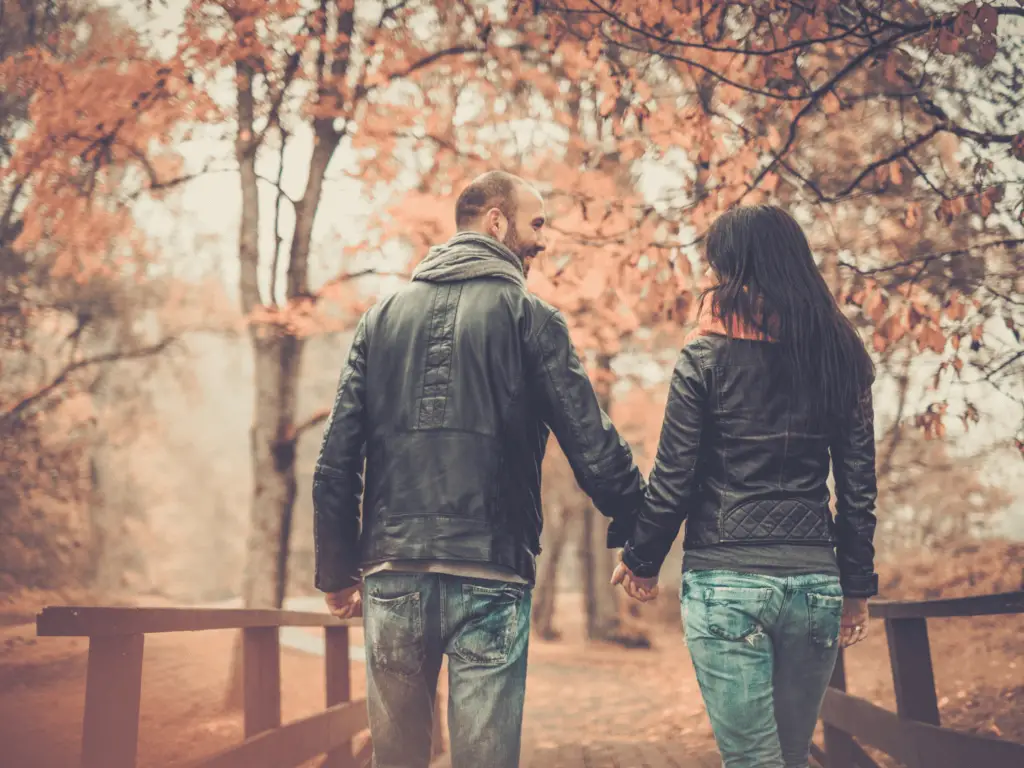 couple on a fun fall date idea